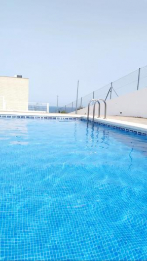 Adosado con fantásticas vistas al mar y piscina.